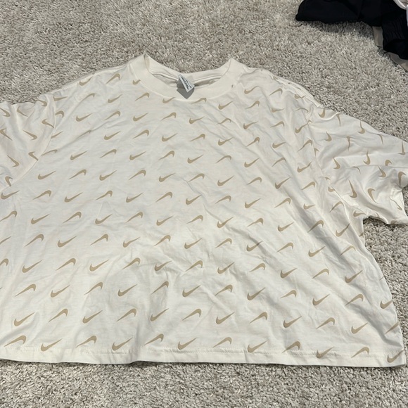 NWOT NIKE TEE - Picture 3 of 5